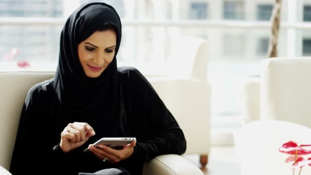 Arabska kobieta za pomocą cyfrowego tabletu — Wideo stockowe