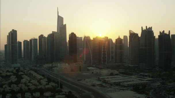 Arranha-céus aéreos de Dubai City ao pôr-do-sol — Vídeo de Stock