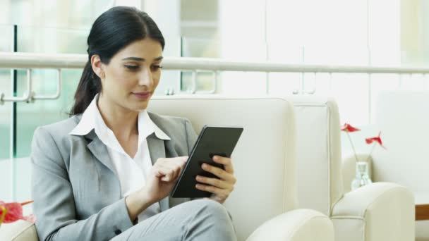 Geschäftsfrau im Business-Anzug mit digitalem Tablet — Stockvideo