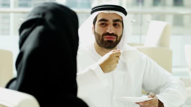 Αραβικά επιχειρηματίας και επιχειρηματίας συζήτηση στο γραφείο — Αρχείο Βίντεο