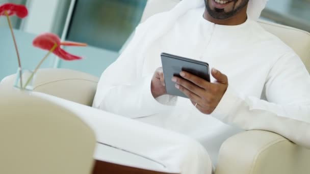 Αραβικά επιχειρηματίας χρησιμοποιώντας ψηφιακή δισκίο — Αρχείο Βίντεο