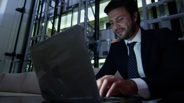 Uomo d'affari arabo che lavora sul computer portatile di notte — Video Stock