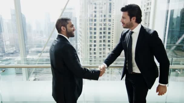 Hommes d'affaires se réunissant à Dubaï immeuble de bureaux moderne — Video