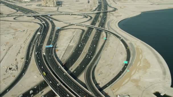 Luchtfoto Dubai verkeer kruispunt — Stockvideo