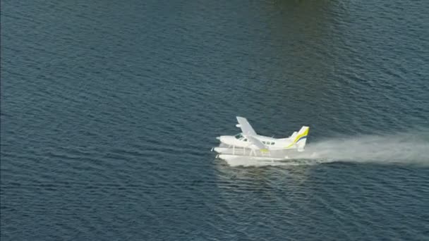 Luchtfoto watervliegtuig opstijgen Dubai Creek — Stockvideo