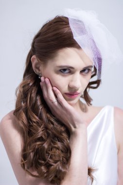 Muhteşem kırmızı kafa gelinin yüzünü tutarak