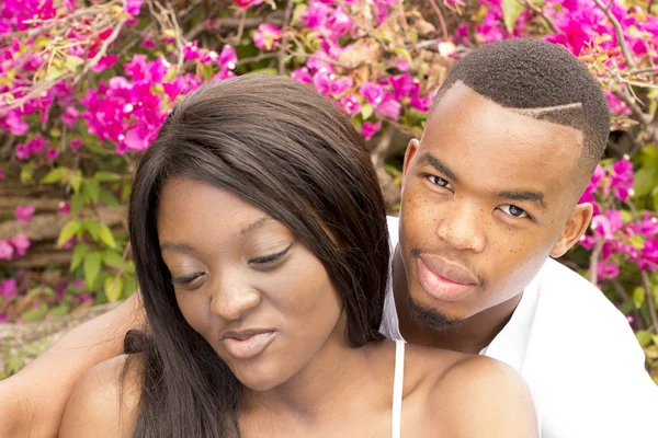 Pareja afroamericana en el parque — Foto de Stock