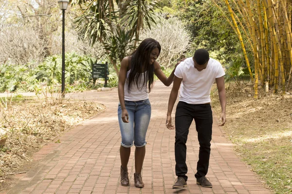 Amante casal afro-americano no parque — Fotografia de Stock