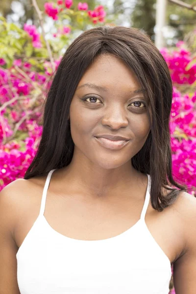 Jovem bonita, afro-americana sentada em um parque, usando seu tablet — Fotografia de Stock