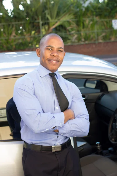 Jonge zwarte Man die lacht tijdens de vergadering in zijn auto — Stockfoto