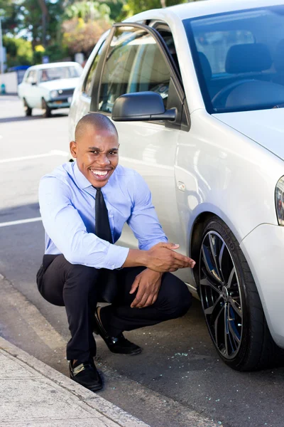 Young Black inspecteur inspecteren, evaluatie van een auto Stockfoto