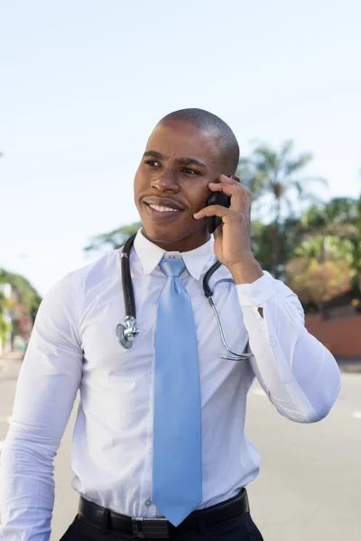Czarny młody lekarz z stetoskop wokół jego szyi Obraz Stockowy