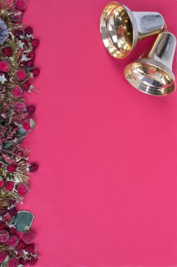 Berry ve goldend fatura kırmızı zemin üzerinde Noel dekorasyon