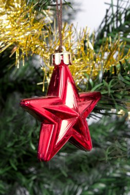 Parlak kırmızı arka plan ile tinsel tarafında