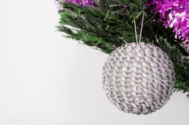 Parlak kırmızı arka plan ile tinsel tarafında