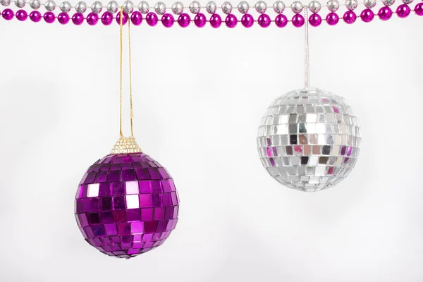 Рождественские зеркала украшают шары на струне — стоковое фото