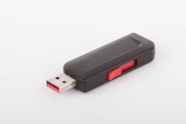 Kırmızı bağlantı ve kaydırma düğmesi olan siyah sürgülü USB flash disk, beyaz arkaplanda izole edilmiş..
