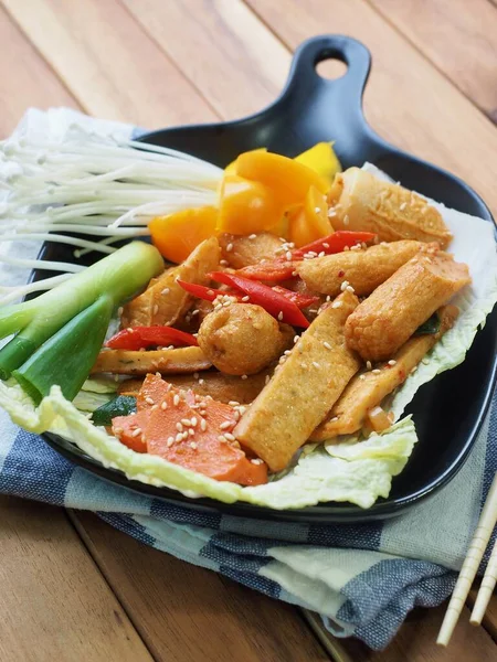 Asiatisk Mat Stekt Fisk Tårta Grönsaker — Stockfoto