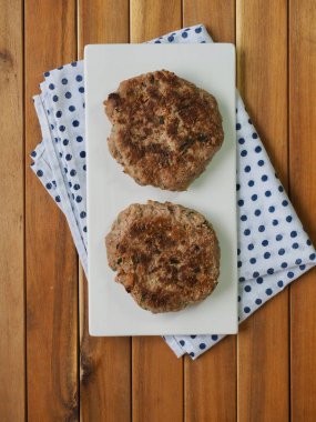 Porselen tabakta biftek.