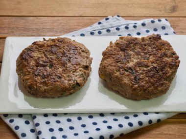 Porselen tabakta biftek.