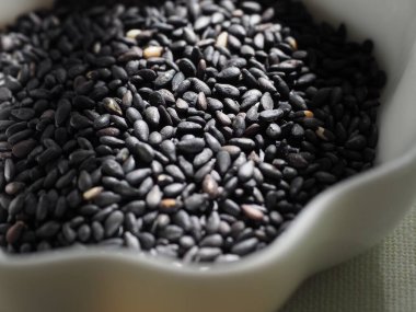 Taze organik siyah susam tohumları