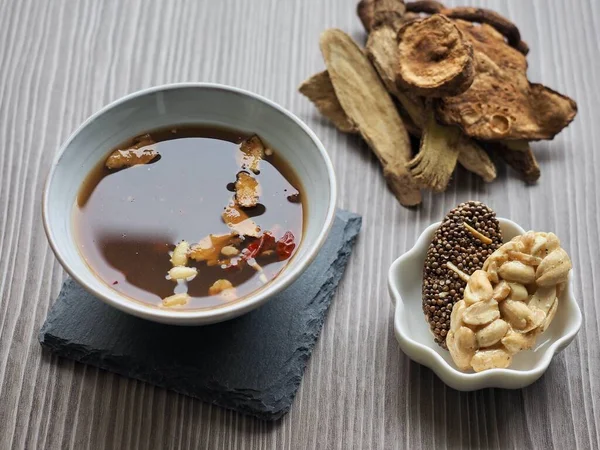 Geleneksel Kore içeceği Ssanghwa-cha ve Gangjeong.