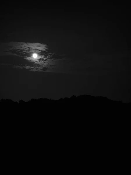 Bulan Mengambang Langit Monokrom Fotografi — Stok Foto