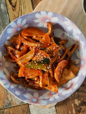 Asya yemekleri kızartılmış kalamar ve sebze.