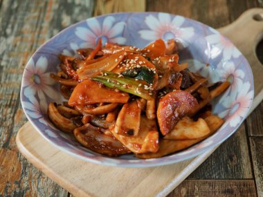 Asya yemekleri kızartılmış kalamar ve sebze.