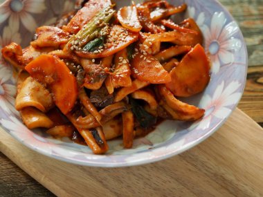 Asya yemekleri kızartılmış kalamar ve sebze.