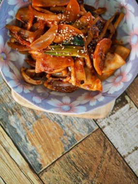 Asya yemekleri kızartılmış kalamar ve sebze.