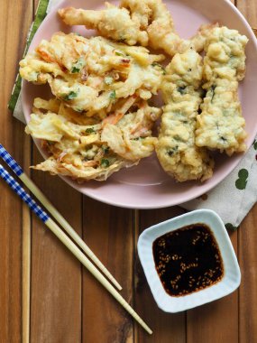 Asya yemekleri, sebzeler, kalamar, kızarmış yosun ruloları.