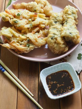 Asya yemekleri, sebzeler, kalamar, kızarmış yosun ruloları.