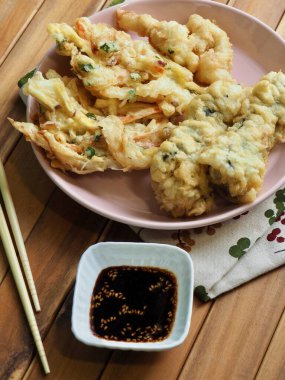 Asya yemekleri, sebzeler, kalamar, kızarmış yosun ruloları.