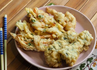 Asya yemekleri, sebzeler, kalamar, kızarmış yosun ruloları.