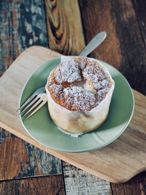 Asya usulü yuvarlak peynirli kek.