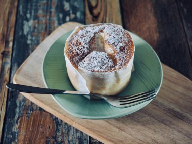 Asya usulü yuvarlak peynirli kek.