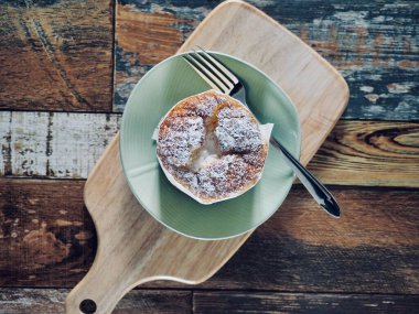 Asya usulü yuvarlak peynirli kek.