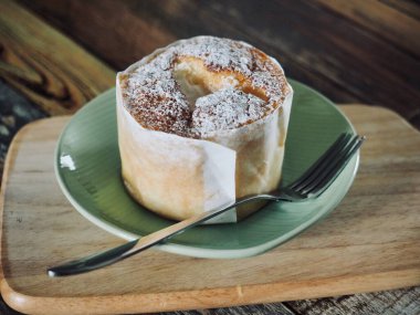 Asya usulü yuvarlak peynirli kek.