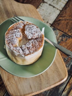 Asya usulü yuvarlak peynirli kek.