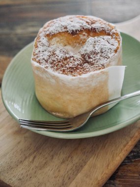 Asya usulü yuvarlak peynirli kek.