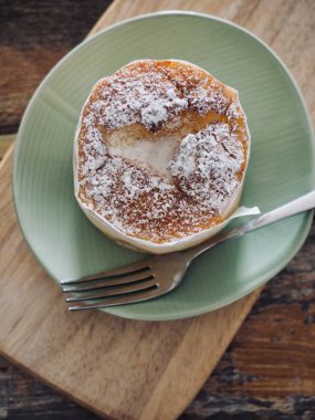 Asya usulü yuvarlak peynirli kek.