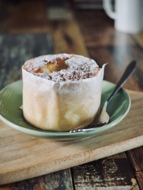 Asya usulü yuvarlak peynirli kek.