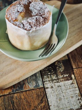 Asya usulü yuvarlak peynirli kek.