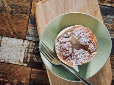 Asya usulü yuvarlak peynirli kek.