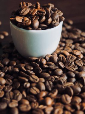 Beyaz espresso fincanı ve kahve çekirdeği.