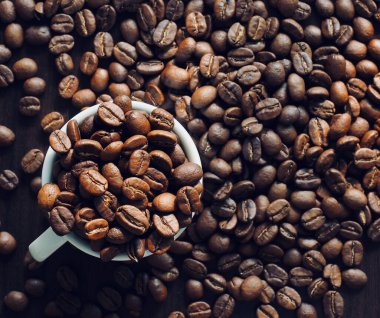 Beyaz espresso fincanı ve kahve çekirdeği.
