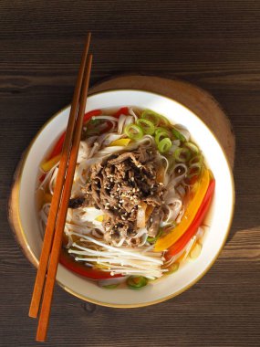 Asya Yemeği Pirinç Eriştesi Çorbası