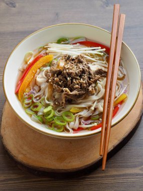 Asya Yemeği Pirinç Eriştesi Çorbası