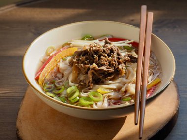 Asya Yemeği Pirinç Eriştesi Çorbası